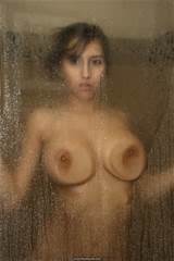 Gros seins April O Neil sur verre