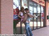 SEXE Couple Public par un Store fenÃªtre Videos porno gratuit YouPorn