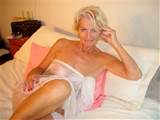 Chaude Blonde Justine Mature posant nue sur le lit 002 Jpg