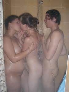 Photos pornos gratuites de PikiLeaks Amateur College Teens douche trio 5