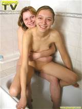 Bande de deux lesbiennes Teen mignonne nue dans un bain puis la photo de XXXonXXX