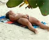 Caught In Public Amateur se masturbant sur la plage photo 3