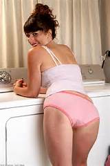 MILF en culotte rose, faire la lessive dans la culotte Ava002034009448027