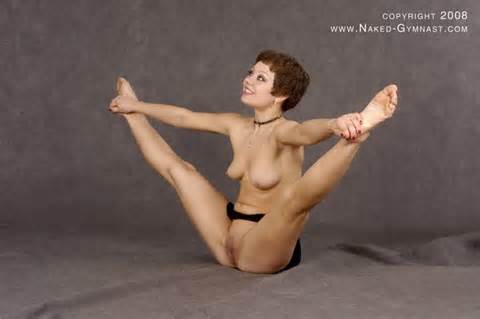 Flexible Dame nue et nue au scrutin russe danse nue