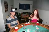BranchÃ© anal et chatte lÃ©chÃ© par lesbiennes ivres Strip Poker jeu