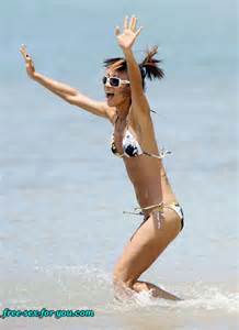 Bai Ling, montrant sa chatte et les petits seins de Paparazzi sur la plage