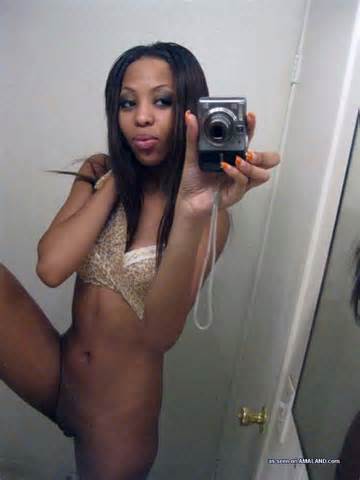 Copine noire sexy prend auto miroir nue photos