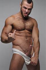 Poilu musclÃ© Gay Porn Star Jessy Ares pose dans un Jockstrap pour