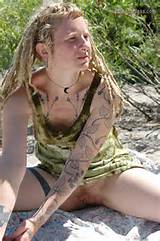 Fille poilue dreadlocks Hippie avec une fosses poilue pleine brousse et Blond