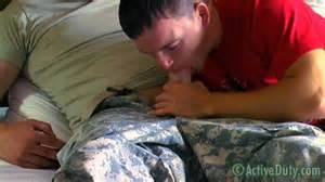 Nick chaud soldat en uniforme militaire obtient desservi par son copain mignon