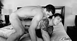 Gif porno gay de deux mecs nue cul baise en levrette sur le lit