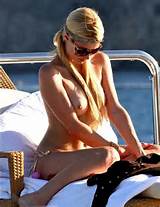 Paris Hilton nue Topless sur un bateau, ne portant quâ€™un diadÃ¨me et A