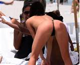 Sanaa Lathan montrant ses seins et son cul en String sur plage Paparazzi