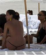 Sanaa Lathan montrant ses seins et son cul en String sur plage Paparazzi