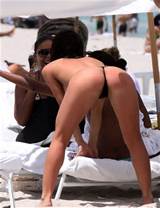 Sanaa Lathan montrant ses seins et son cul en String sur plage Paparazzi Pict