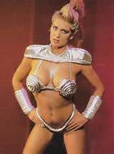 S ici une autre bonne regarde le beau Costume et maquillage travail dans
