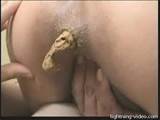 Ne pas caca tout le chemin dans les Clips de merde Anal sexe toilette