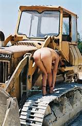 Filles nues sur des tracteurs