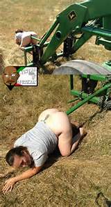 Jeune fille nue sur tracteur John Deere
