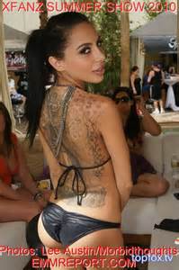 Lela Star Tattooed Porn Star brune en noir Sweamsuite Summer Party