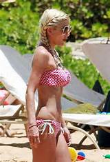 Tori Spelling mamelon Sexy Slipand cul trÃ¨s chaud sur la plage Pichunter