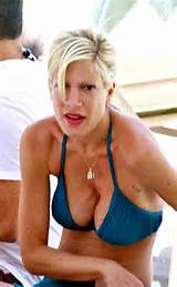 Tori Spelling Regarde un photo Tori Spelling7 Jpg